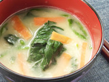 にんじんとほうれん草の豆乳味噌汁
