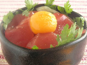 春菊とまぐろのユッケ丼